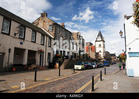 High Street à Queensferry avec Queensferry Tolbooth Town Hall en arrière-plan, Édimbourg, Écosse Banque D'Images