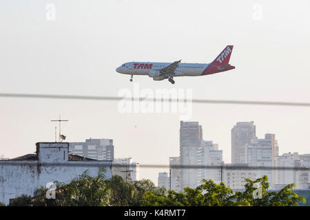 Approche finale pour l'atterrissage d'un aéronef à l'aéroport Congonhas (CGH) dans la ville de São Paulo. Credit : Marcelo chello/CJPress Banque D'Images