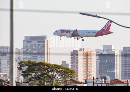 Approche finale pour l'atterrissage d'un aéronef à l'aéroport Congonhas (CGH) dans la ville de São Paulo. Credit : Marcelo chello/CJPress Banque D'Images