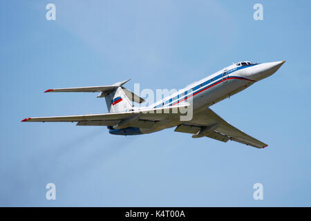 Chkalovsky, dans la région de Moscou, Russie - le 23 juin 2010 : Tupolev Tu-134ubl rf-66049 de la force aérienne russe qui décolle de chkalovsky. Banque D'Images