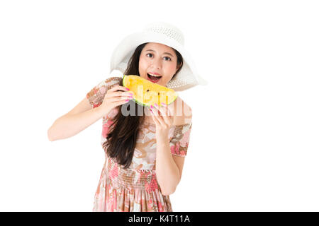 Voyageur happy smiling woman wearing dress up des vêtements et manger le melon d'eau pour rafraîchir en été. Banque D'Images