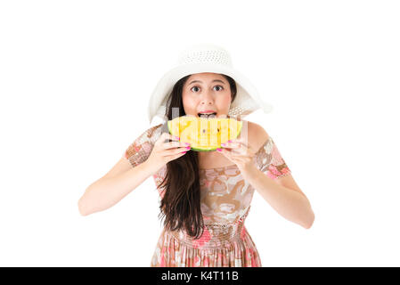 Jolie femme élégante eating watermelon en été isolé sur fond blanc. Banque D'Images