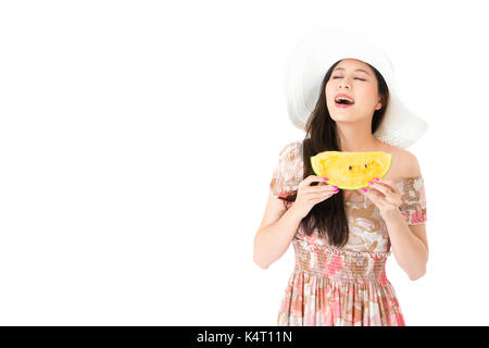 Jolie jeune femme se sentir frais et confortable quand elle eating watermelon en saison d'isolé sur fond blanc. Banque D'Images