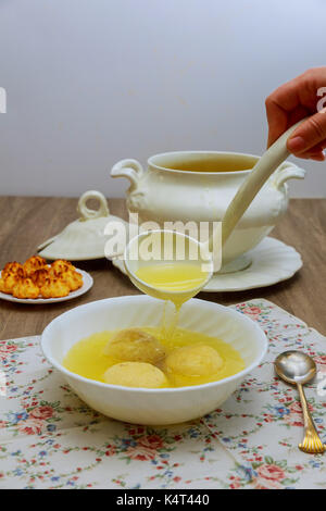 Boules de la matsa juive ashkénaze, dumpling soupe faite à partir d'un mélange de farine de Matza, les oeufs, l'eau et de graisse de poulet servi sur la pâque juive.ba de l'alimentation Banque D'Images