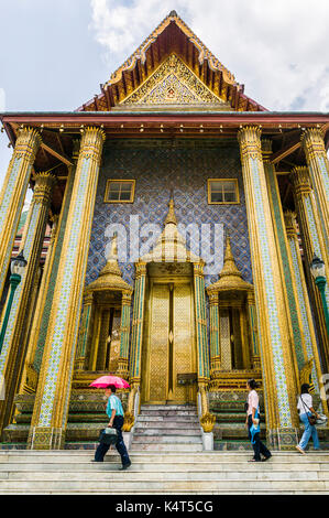 Les touristes sur les marches à l'extérieur du temple du Bouddha d'émeraude, Bangkok, Thaïlande. Banque D'Images