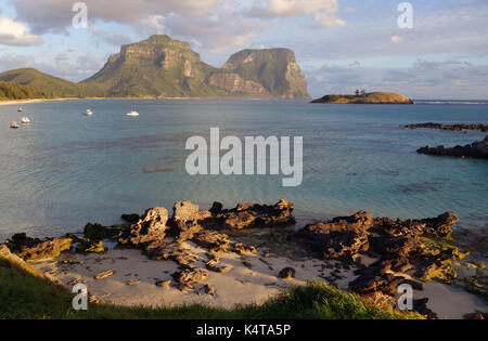 Soirée sereine à l'ensemble de lagon à Mt Lidgbird et Mt Gower, l'île Lord Howe, NSW, Australie. Pas de PR Banque D'Images