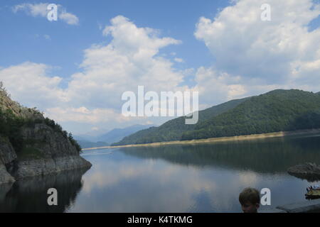 Lac vidraru, un lac artificiel à Fagaras Mountains, la Roumanie est le lac réservoir créé en 1965 sur l'arges river pour la production d'électricité. Banque D'Images