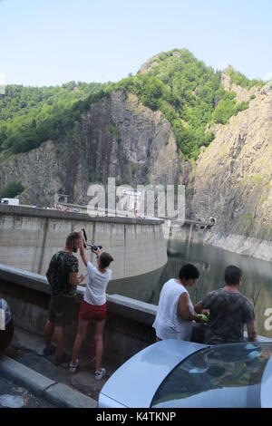 Lac vidraru, un lac artificiel à Fagaras Mountains, la Roumanie est le lac réservoir créé en 1965 sur l'arges river pour la production d'électricité. Banque D'Images