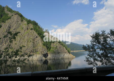 Lac vidraru, un lac artificiel à Fagaras Mountains, la Roumanie est le lac réservoir créé en 1965 sur l'arges river pour la production d'électricité. Banque D'Images