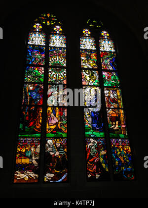 Vitraux de la cathédrale Saint-Nicolas, créé par le peintre polonais Jozef Mehoffer entre 1896 et 1936, Fribourg, Suisse Banque D'Images