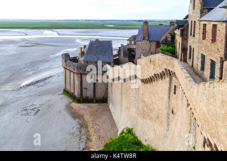 France, Manche (50), Baie du Mont Saint-Michel classé Patrimoine mondial de l'UNESCO, le Mont Saint-Michel, les remparts et la baie // France, Manche Banque D'Images