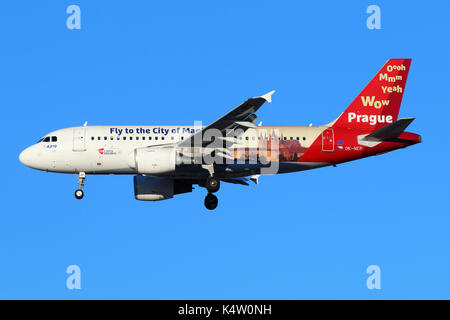 Sheremetyevo, région de Moscou, Russie - 28 décembre 2015 : - CSA Czech airlines airbus A319 avec l'avion pour la ville de magic livrée spéciale à l'atterrissage à sher Banque D'Images