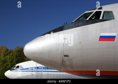 Sheremetyevo, région de Moscou, Russie - le 3 octobre 2015 : Tupolev Tu-154m ra-85663 et iliouchine il-86 ra-86103 à l'aéroport international de Sheremetyevo. Banque D'Images