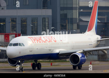 Vnukovo, dans la région de Moscou, Russie - le 17 octobre 2015 : airbus A321 ae-vko Transaero Airlines de roulage à l'aéroport international de Vnukovo. Banque D'Images