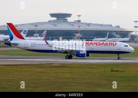 Vnukovo, dans la région de Moscou, Russie - le 17 octobre 2015 : airbus A321 ae-conduit de Transaero Airlines le roulage à l'aéroport international de Vnukovo. Banque D'Images