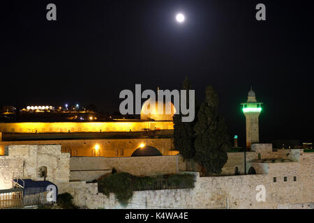 La pleine lune brille au-dessus du minaret al-Fakhariyya et de la mosquée Al-Aqsa située sur le Mont du Temple connu des musulmans comme le Haram esh-Sharif dans la vieille ville de Jérusalem-est Israël Banque D'Images