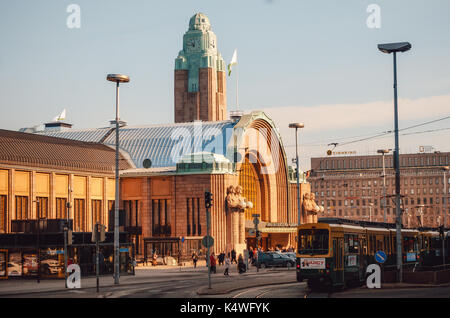 Helsinki, Finlande - mars 17, 2015 : le tram est en face de la gare d'Helsinki en Finlande au lever du soleil. Banque D'Images