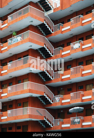 La texture de location appartement maison mur avec des balcons et des fenêtres à Puerto de la cruz, Tenerife, Canaries, Espagne Banque D'Images