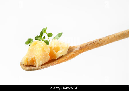 Fromage parmesan et l'origan sur cuillère en bois Banque D'Images