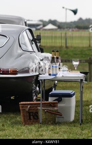 E-type jaguar et pique-nique au champagne au Goodwood Revival Banque D'Images