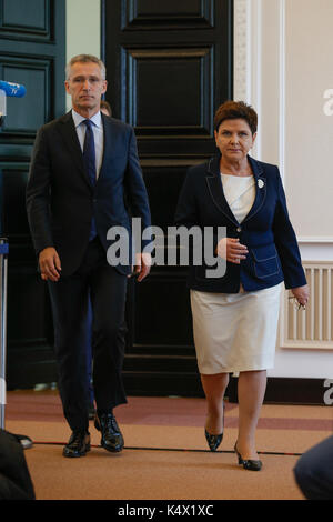 Polish pm beata szydlo est vu la tenue d'une conférence de presse à la chancellerie avec Jens Stoltenberg, secrétaire général de l'OTAN le 25 août, 2017. mister s Banque D'Images