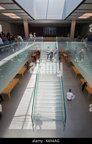 Une vue de l'intérieur de l'Apple Store dans la section de Soho, Manhattan, New York City Banque D'Images