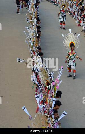 Des tribus Naga participant à la cérémonie au cours de Kisima tirant Pierre Nagaland Hornbill festival, Kohima, Nagaland, Inde Banque D'Images