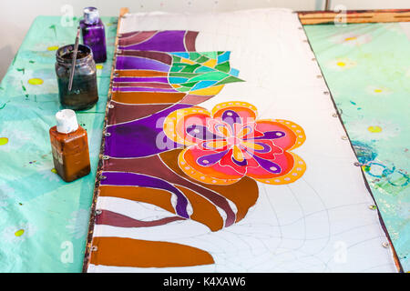 La peinture batik sur tissu de soie tendue sur châssis en bois à l'atelier Banque D'Images