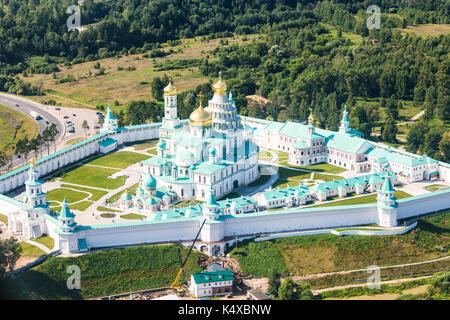 Voir ci-dessus de la nouvelle Jérusalem (novoiyerusalimsky, voskresensky résurrection) monastère dans la région de Moscou dans la journée d'été Banque D'Images