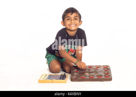 Enfant jouant des jeux en salle Banque D'Images