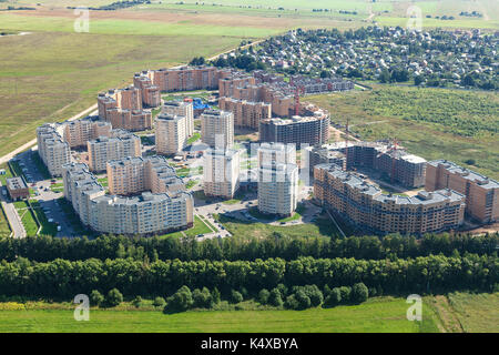 Voir ci-dessus de nouveau quartier résidentiel près de la région de Moscou en novosnegirovskiy dans rozhdestveno village de journée d'été Banque D'Images