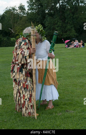 Vieux hippies britanniques. Couple hippie embrassant toujours amoureux l'un de l'autre et le style de vie. Carshalton Surrey. South London UK Angleterre des années 2017 2010 HOMER SYKES Banque D'Images