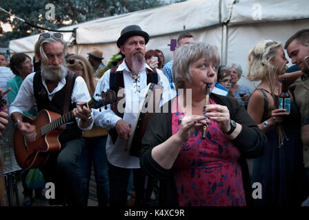 Groupe de musique folklorique de musiciens jouant à l'extérieur dans le jardin du pub. Carshalton Surrey. South London UK Angleterre des années 2017 2010 HOMER SYKES Banque D'Images