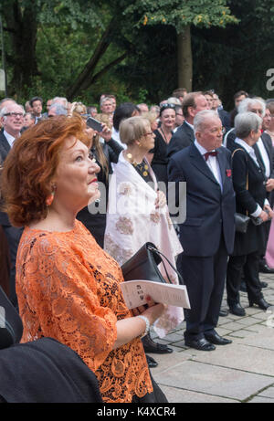 Les clients en attente de fanfare de cuivres, Opera Festival de Bayreuth 2017, Bavière, Allemagne Banque D'Images