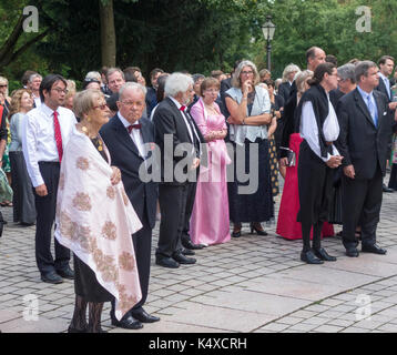 Les clients en attente de fanfare de cuivres, Opera Festival de Bayreuth 2017, Bavière, Allemagne Banque D'Images