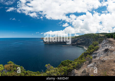 Falaises de la côte incroyablement belle, Quatro Ribeiras , Terceira Açores Portugal Banque D'Images