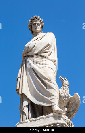 La province de Florence, florence, toscane, italie. statue du poète italien Dante Alighieri, 1265 - 1321, en face de l'église de Santa Croce. Le centre historique Banque D'Images