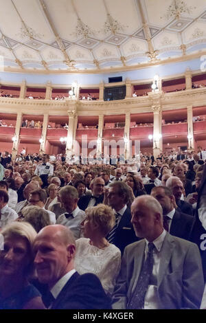 Public visé et de l'intérieur de l'opéra théâtre Festspielhaus, Bayreuth Opera Festival 2017, Bavière, Allemagne Banque D'Images