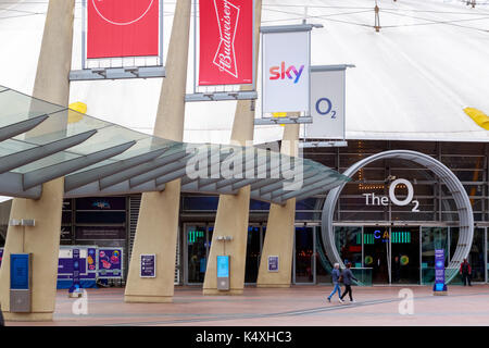 Londres, Royaume-Uni - 15 août 2017 - péninsule square menant à l'arène O2 entrée, un grand lieu de divertissement sur la péninsule de Greenwich Banque D'Images