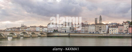 Belle vue de la ville de Riverside Macon, France Banque D'Images