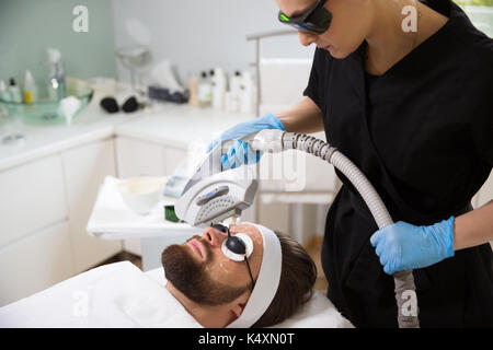 L'homme à l'emploi au cours de la thérapie anti-âge laser Banque D'Images