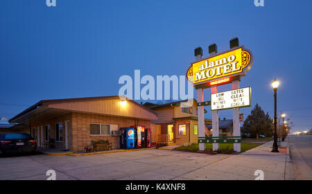 Sheridan, USA - 30 octobre 2016 : Motel de la route I-90 dans la nuit. Le nom motel est apparu pour la première en 1926 (le jalon Mo-Tel à San Luis Obispo, Californie) Banque D'Images