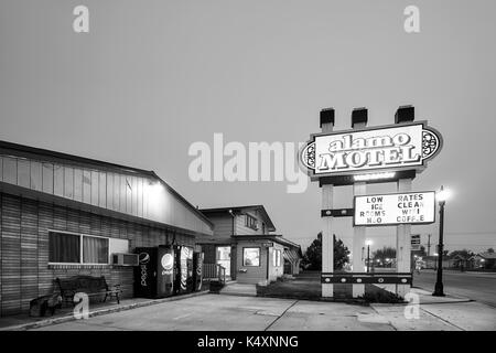 Sheridan, USA - 30 octobre 2016 : Motel de la route I-90 dans la nuit. Le nom motel est apparu pour la première en 1926 (le jalon Mo-Tel à San Luis Obispo, Californie) Banque D'Images