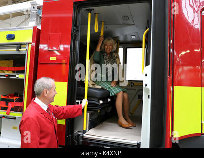 La duchesse de Cornouailles, connu sous le nom de Duchesse de Rothesay en Ecosse est assis dans un camion de pompiers au cours d'une visite à l'un d'urgence, un des principaux fabricants d'incendie, de sauvetage et les véhicules d'urgence et les appareils, en Cumnock, en Écosse. Banque D'Images