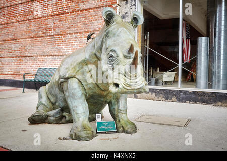 Sheridan, USA - 30 octobre 2016 : Bronze rhino sur un trottoir. Cette sculpture a appelé le patron a été créé par B. Dollores Shelledy. Banque D'Images