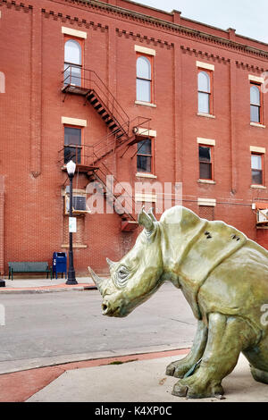 Sheridan, USA - 30 octobre 2016 : Bronze rhino sur un trottoir. Cette sculpture a appelé le patron a été créé par B. Dollores Shelledy. Banque D'Images