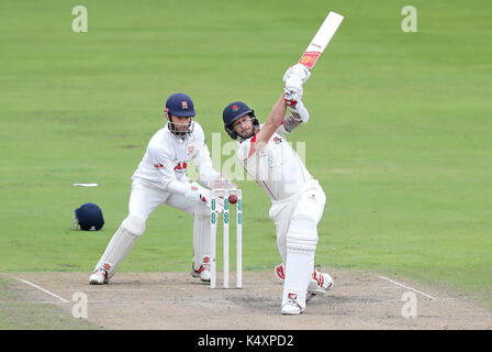 Kyle du Lancashire Jarvis est joué par l'Essex bowler Simon Harmer, célèbre en tenant le wicket de , pendant la troisième journée du championnat Division Specsavers County, 1 match à Unis Old Trafford, Manchester. Banque D'Images