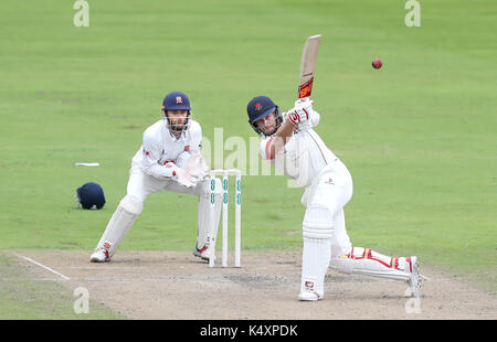 Kyle du Lancashire Jarvis résultats pour 6 d'Essex bowler Simon Harmer, célèbre en tenant le wicket de , pendant la troisième journée du championnat Division Specsavers County, 1 match à Unis Old Trafford, Manchester. Banque D'Images