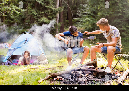 Les adolescents au camping dans la forêt. L'aventure de l'été. Banque D'Images