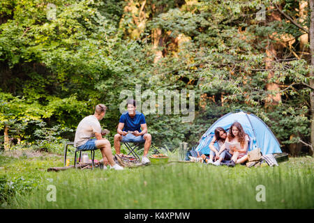 Les adolescents au camping dans la forêt. L'aventure de l'été. Banque D'Images